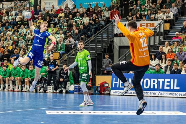 Ellidi Snaer Vioarsson (VfL Gummersbach, 04) vs Aladin Suljakovic (HSG Wetzlar, 12), Filip Vistorop (HSG Wetzlar, 04) GER, HSG Wetzlar vs VfL Gummersbach, Handball, 1. Bundesliga Herren, 12. Spieltag, Spielzeit 2025 2026, 17.11.2025 GER, HSG Wetzlar vs VfL Gummersbach, Handball, 1. Bundesliga Herren, 12. Spieltag, Spielzeit 2025 2026, 17.11.2025 Wetzlar Copyright: xEibner-Pressefoto GerhardxWingenx EP_GWR