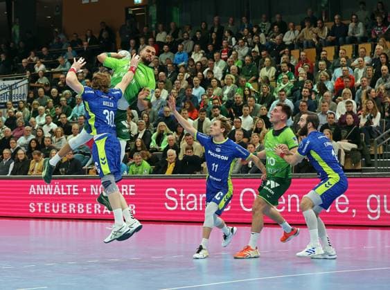 17.11.2025, xovx, Handball Daikin Handball Bundesliga, HSG Wetzlar - VfL Gummersbach v.l. Tom Kiesler (VfL Gummersbach), Philipp Ahouansou (HSG Wetzlar), Mathis Häseler (VfL Gummersbach), Josip Simic (HSG Wetzlar), Teitur Einarsson (VfL Gummersbach) Wetzlar Buderus-Arena Hessen Deutschland (DE)