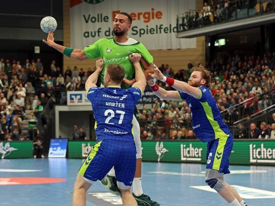 17.11.2025, xovx, Handball Daikin Handball Bundesliga, HSG Wetzlar - VfL Gummersbach v.l. Kristjan Horzen (VfL Gummersbach), Philipp Ahouansou (HSG Wetzlar), Tom Kiesler (VfL Gummersbach) Wetzlar Buderus-Arena Hessen Deutschland (DE)