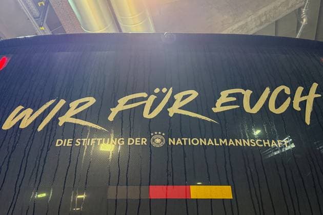 Motto am Deutschen Mannschaftsbus Wir für Euch - Leipzig 17.11.2025: Deutschland vs. Slowakei, WM-Qualifikation, 6. Spieltag