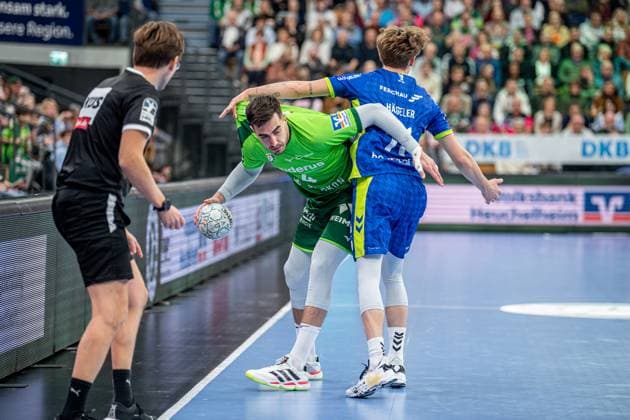 Handball Bundesliga; HSG Wetzlar - VfL Gummersbach, 17.11.25 Filip Vistorop (HSG Wetzlar, 4), Mathis Häseler (VfL Gummersbach, 11) Handball Bundesliga; HSG Wetzlar - VfL Gummersbach: Wetzlar, 17.11.25 Copyright: xBEAUTIFULxSPORTS Roeczeyx