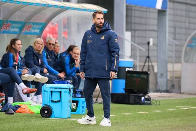 Sinsheim, Deutschland 16. November 2025: DFB Pokal Frauen - 1 8 Finale - 2025 2026 - TSG 1899 Hoffenheim vs. Eintracht Frankfurt Im Bild: Trainer Theodoros Dedes (TSG) DFB regulations prohibit any use of photographs as image sequences and or quasi-video. Dietmar-Hopp-Stadion Baden Württemberg Copyright: xFotostandx xFantinix