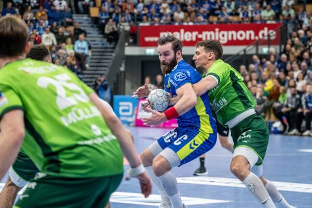 Handball Bundesliga; HSG Wetzlar - VfL Gummersbach, 17.11.25 Teitur Oern Einarsson (VfL Gummersbach, 14), Josip Simic (HSG Wetzlar, 10) Handball Bundesliga; HSG Wetzlar - VfL Gummersbach: Wetzlar, 17.11.25 Copyright: xBEAUTIFULxSPORTS Roeczeyx