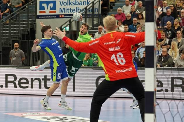 17.11.2025, xovx, Handball Daikin Handball Bundesliga, HSG Wetzlar - VfL Gummersbach v.l. Kay Smits (VfL Gummersbach), Jona Schoch (HSG Wetzlar), Bertram Obling (VfL Gummersbach) Wetzlar Buderus-Arena Hessen Deutschland (DE)