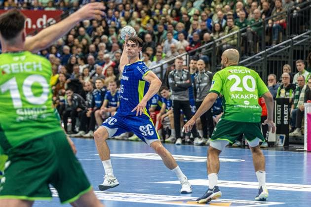 Miro Schluroff (VfL Gummersbach, 15) vs David Cyrill Akakpo (HSG Wetzlar, 20) GER, HSG Wetzlar vs VfL Gummersbach, Handball, 1. Bundesliga Herren, 12. Spieltag, Spielzeit 2025 2026, 17.11.2025 GER, HSG Wetzlar vs VfL Gummersbach, Handball, 1. Bundesliga Herren, 12. Spieltag, Spielzeit 2025 2026, 17.11.2025 Wetzlar Copyright: xEibner-Pressefoto GerhardxWingenx EP_GWR