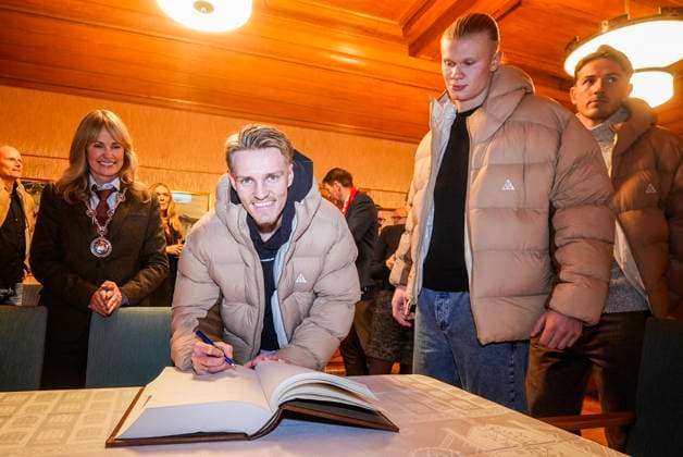 Public Celebration after Norway qualifies for the World Cup Oslo 20251117. Martin odegaard signs the guest book at Oslo City Hall. The men s national team, Nationalteam awaits a public celebration at the City Hall Square after the victory in the World Cup qualifying match in football between Norway and Italy at San Siro. Photo: Terje Pedersen NTB Oslo Norway EDITORIAL USE ONLY. RESTRICTED USE FOR BETTING COMPANIES Ref:_SPO_POLrYavXdBb_Eo.jpg *** Public Celebration after Norway qualifies for the World Cup Oslo 20251117 Martin odegaard signs the guest book at Oslo City Hall The men s national team awaits a public celebration at the City Hall Square after the victory in the World Cup qualifying match in football between Norway and Italy at San Siro Photo Terje Pedersen NTB Oslo Norway EDITORIAL USE ONLY RESTRICTED USE FOR BETTING COMPANIES  Copyright: xTerjexPedersenx xNTBx
