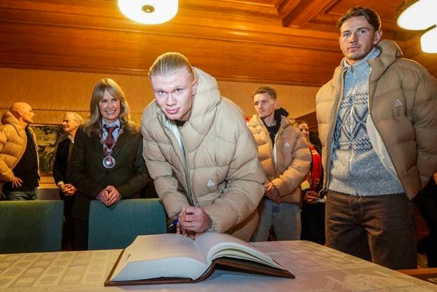 Public Celebration after Norway qualifies for the World Cup Oslo 20251117. Erling Braut Haaland signs the guest book at the Oslo City Hall. The men s national team, Nationalteam awaits a public celebration at the City Hall Square after the victory in the World Cup qualifying match in football between Norway and Italy at San Siro. Photo: Terje Pedersen NTB Oslo Norway EDITORIAL USE ONLY. RESTRICTED USE FOR BETTING COMPANIES Ref:_SPO_POLWEmUtM4wooo.jpg *** Public Celebration after Norway qualifies for the World Cup Oslo 20251117 Erling Braut Haaland signs the guest book at the Oslo City Hall The men s national team awaits a public celebration at the City Hall Square after the victory in the World Cup qualifying match in football between Norway and Italy at San Siro Photo Terje Pedersen NTB Oslo Norway EDITORIAL USE ONLY RESTRICTED USE FOR BETTING COMPANIES  Copyright: xTerjexPedersenx xNTBx