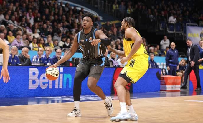 Great Osobor am Ball, J Wan Roberts Zweikampf Spielszene Aktion Basketball BBL Pokal Herren Viertelfinale Saison 2025 2026 17.11.2025 ALBA Berlin vs Science City Jena
