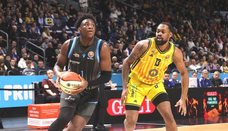 Great Osobor am Ball, J Wan Roberts Zweikampf Spielszene Aktion Basketball BBL Pokal Herren Viertelfinale Saison 2025 2026 17.11.2025 ALBA Berlin vs Science City Jena