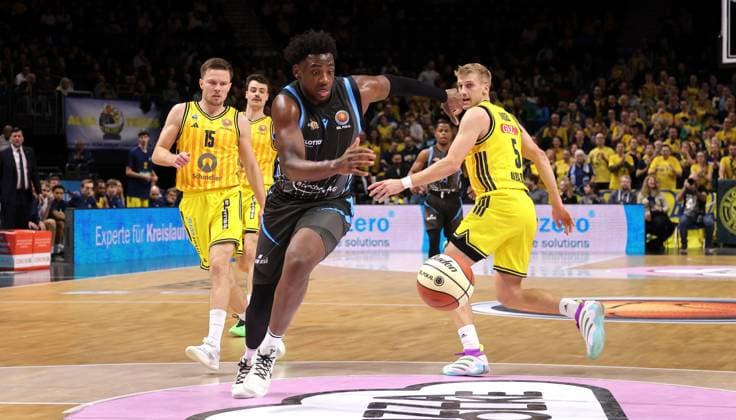 Sam Griesel, Great Osobor, Sam Griesel Zweikampf Spielszene Aktion Basketball BBL Pokal Herren Viertelfinale Saison 2025 2026 17.11.2025 ALBA Berlin vs Science City Jena