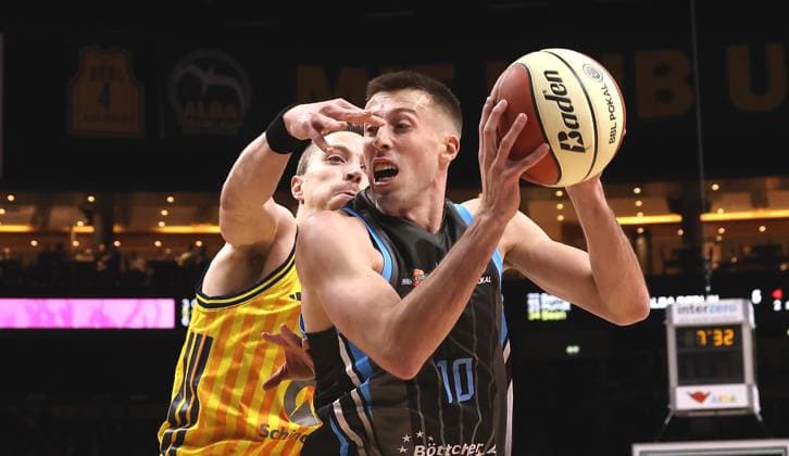Justin Bean, Joe Wieskamp am Ball Zweikampf Spielszene Aktion Basketball BBL Pokal Herren Viertelfinale Saison 2025 2026 17.11.2025 ALBA Berlin vs Science City Jena