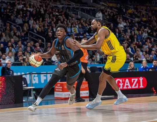 Basketball, Herren, Saison 2025 2026, BBL Pokal (Viertelfinale), Alba Berlin - Science City Jena, v.l. Great Osobor (Jena), J wan Roberts (Alba), 17.11.2025, Copyright: xSebastianxRäppold MatthiasxKochx