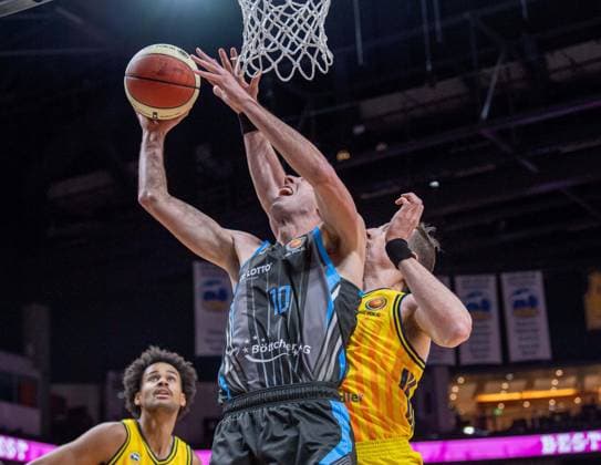 Basketball, Herren, Saison 2025 2026, BBL Pokal (Viertelfinale), Alba Berlin - Science City Jena, v.l. Norris Agbakoko (Alba), Joe Wieskamp (Jena), Justin Bean (Alba), 17.11.2025, Copyright: xSebastianxRäppold MatthiasxKochx