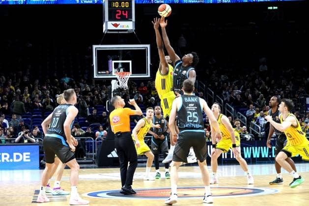 DEU, Pokal-Viertelfinale, ALBA vs. Bayern Muenchen, 17.11.2025, Uber-Arena, Berlin, DEU, Pokal-Viertelfinale, ALBA vs. Bayern Muenchen, im Bild ALBA-Spieler, Norris Agbakoko (ALBA Berlin 17), Great Osobor (Jena 1)