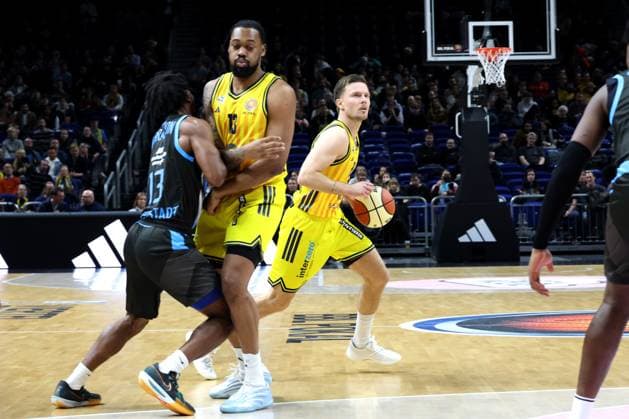 DEU, Pokal-Viertelfinale, ALBA vs. Bayern Muenchen, 17.11.2025, Uber-Arena, Berlin, DEU, Pokal-Viertelfinale, ALBA vs. Bayern Muenchen, im Bild Martin Hermannsson (ALBA Berlin 15), J Wan Roberts (ALBA Berlin 13), Keith Braxton (Jena 13)