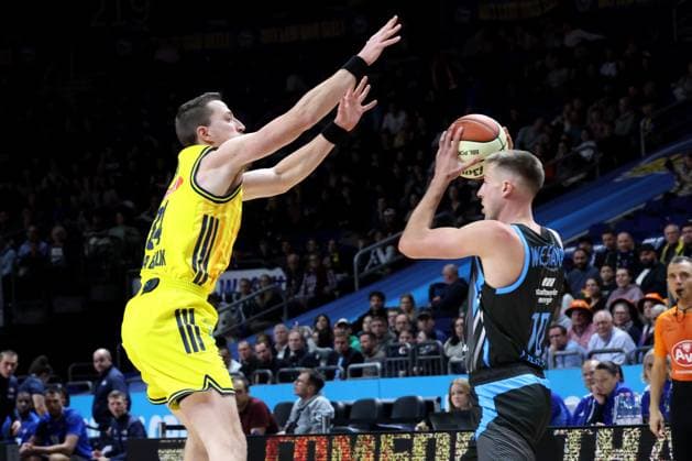 DEU, Pokal-Viertelfinale, ALBA vs. Bayern Muenchen, 17.11.2025, Uber-Arena, Berlin, DEU, Pokal-Viertelfinale, ALBA vs. Bayern Muenchen, im Bild Justin Bean (ALBA Berlin 34), Joe Wieskamp (Jena 10)