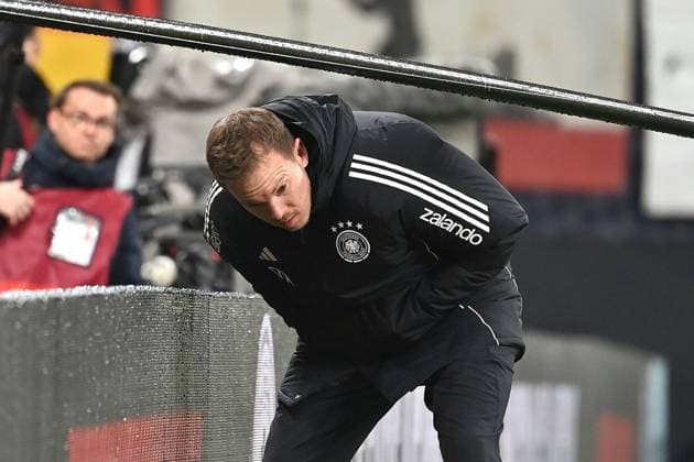 Bundestrainer Julian NAGELSMANN (GER), bueckt sich , Einzelbild,angeschnittenes Einzelmotiv,H albfigur,halbe Figur, Fussball Laenderspiel, WM Qualifikation Gruppe A Spieltag 06, Deutschland (GER) - Slowakei (SVK) am 17.11.2025, RED BULL ARENA