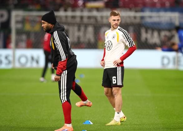 17.11.2025, xtgx, Fussball WM-Qualifikation 2026, Deutschland - Slowakei v.l. Serge Gnabry (Deutsche Fussball Nationalmannschaft DFB), Joshua Kimmich (Deutsche Fussball Nationalmannschaft DFB) (DFL DFB REGULATIONS PROHIBIT ANY USE OF PHOTOGRAPHS as IMAGE SEQUENCES and or QUASI-VIDEO) Leipzig