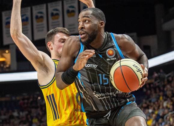 Basketball, Herren, Saison 2025 2026, BBL Pokal (Viertelfinale), Alba Berlin - Science City Jena, v.l. Jonas Mattiseck (Alba), Naz Bohannon (Jena), 17.11.2025, Copyright: xSebastianxRäppold MatthiasxKochx
