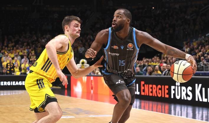Jonas Mattisseck, Naz Bohannon am Ball Zweikampf Spielszene Aktion Basketball BBL Pokal Herren Viertelfinale Saison 2025 2026 17.11.2025 ALBA Berlin vs Science City Jena