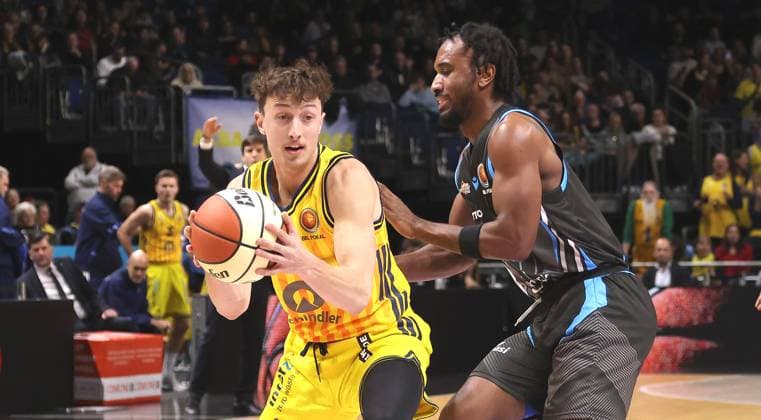 Moses Wood am Ball, Keith Braxton JR Zweikampf Spielszene Aktion Basketball BBL Pokal Herren Viertelfinale Saison 2025 2026 17.11.2025 ALBA Berlin vs Science City Jena