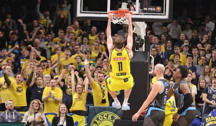 Moses Wood hängt nach Dunking am Korb Zweikampf Spielszene Aktion Basketball BBL Pokal Herren Viertelfinale Saison 2025 2026 17.11.2025 ALBA Berlin vs Science City Jena