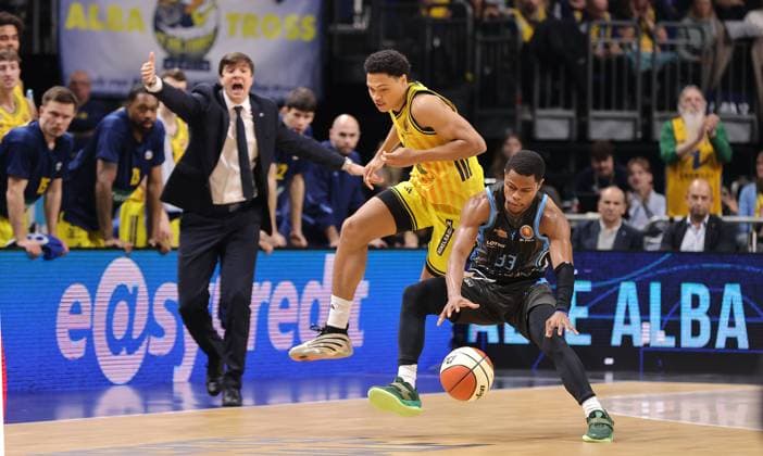 Trainer Pedro Calles, Jack Kayil, Eric Washington am Ball Zweikampf Spielszene Aktion Basketball BBL Pokal Herren Viertelfinale Saison 2025 2026 17.11.2025 ALBA Berlin vs Science City Jena