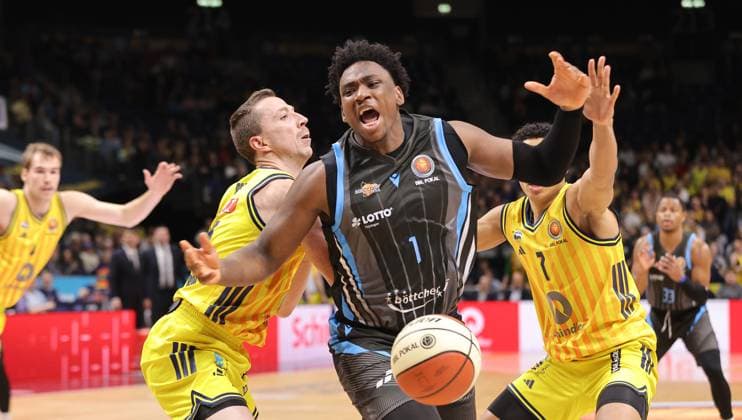 Justin Bean, Great Osobor, Jack Kayil Zweikampf Spielszene Aktion Basketball BBL Pokal Herren Viertelfinale Saison 2025 2026 17.11.2025 ALBA Berlin vs Science City Jena