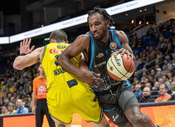 Basketball, Herren, Saison 2025 2026, BBL Pokal (Viertelfinale), Alba Berlin - Science City Jena, v.l. Justin Bean (Alba), Keith Braxton JR (Jena), 17.11.2025, Copyright: xSebastianxRäppold MatthiasxKochx