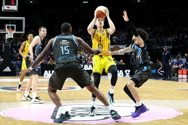 DEU, Pokal-Viertelfinale, ALBA vs. Bayern Muenchen, 17.11.2025, Uber-Arena, Berlin, DEU, Pokal-Viertelfinale, ALBA vs. Bayern Muenchen, im Bild Alex OÕConnell (ALBA Berlin 3), Naz Bohannon (Jena 15), Tavian Dunn-Martin (Jena 0)