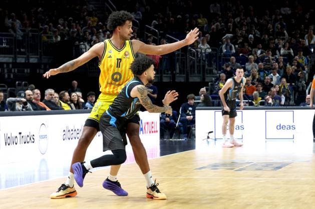 DEU, Pokal-Viertelfinale, ALBA vs. Bayern Muenchen, 17.11.2025, Uber-Arena, Berlin, DEU, Pokal-Viertelfinale, ALBA vs. Bayern Muenchen, im Bild Norris Agbakoko (ALBA Berlin 17), Tavian Dunn-Martin (Jena 0)