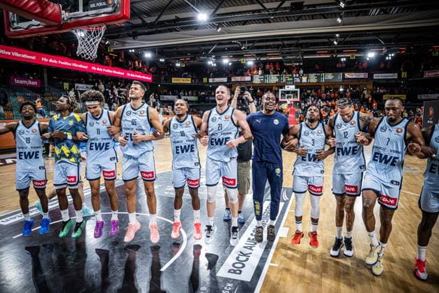 1. Basketball Bundesliga, easyCredit BBL, Saison 2025 2026, Herren, Pokal. Viertelfinale, 17.11.2025, RASTA Vechta - EWE Baskets Oldenburg Das Team der EWE Baskets Oldenburg zeigt Emotionen nach der Partie Vechta RASTA Dome Niedersachsen Deutschland
