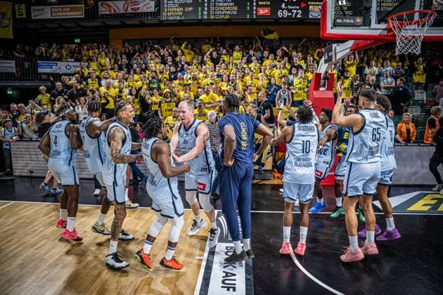 1. Basketball Bundesliga, easyCredit BBL, Saison 2025 2026, Herren, Pokal. Viertelfinale, 17.11.2025, RASTA Vechta - EWE Baskets Oldenburg Das Team der EWE Baskets Oldenburg und deren Fans nach der Partie Vechta RASTA Dome Niedersachsen Deutschland