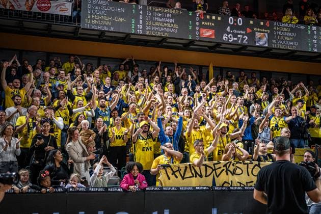 1. Basketball Bundesliga, easyCredit BBL, Saison 2025 2026, Herren, Pokal. Viertelfinale, 17.11.2025, RASTA Vechta - EWE Baskets Oldenburg Die Fans der EWE Baskets Oldenburg nach der Partie Vechta RASTA Dome Niedersachsen Deutschland