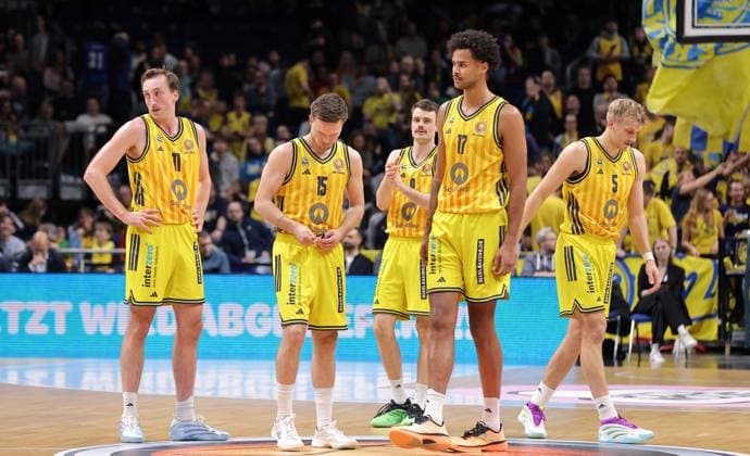 Moses Wood, Martin Hermannsson, Jonas Mattisseck, Norris Agbakoko, Sam Griesel, Alba Mannschaft unzufrieden Basketball BBL Pokal Herren Viertelfinale Saison 2025 2026 17.11.2025 ALBA Berlin vs Science City Jena