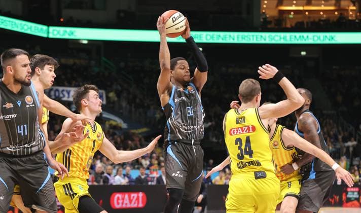 Jonas Mattisseck, Eric Washington am Ball, Justin Bean Zweikampf Spielszene Aktion Basketball BBL Pokal Herren Viertelfinale Saison 2025 2026 17.11.2025 ALBA Berlin vs Science City Jena
