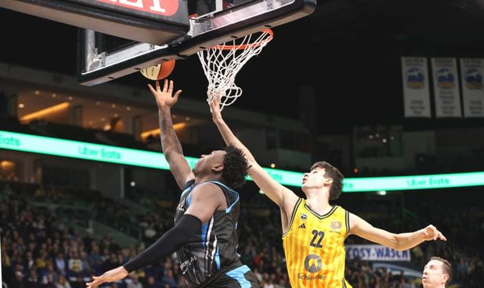 Great Osobor am Ball, Nevio Bennefeld Zweikampf Spielszene Aktion Basketball BBL Pokal Herren Viertelfinale Saison 2025 2026 17.11.2025 ALBA Berlin vs Science City Jena