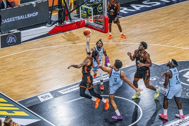 1. Basketball Bundesliga, easyCredit BBL, Saison 2025 2026, Herren, Pokal. Viertelfinale, 17.11.2025, RASTA Vechta - EWE Baskets Oldenburg Tevin Brown ( 10 - RASTA Vechta) beim Korbleger Vechta RASTA Dome Niedersachsen Deutschland