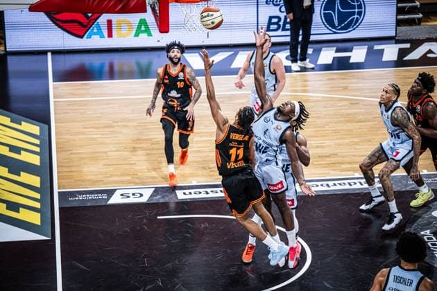 1. Basketball Bundesliga, easyCredit BBL, Saison 2025 2026, Herren, Pokal. Viertelfinale, 17.11.2025, RASTA Vechta - EWE Baskets Oldenburg Alonzo Verge ( 11 - RASTA Vechta) beim Korbleger Vechta RASTA Dome Niedersachsen Deutschland