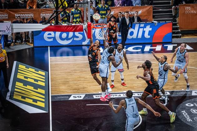 1. Basketball Bundesliga, easyCredit BBL, Saison 2025 2026, Herren, Pokal. Viertelfinale, 17.11.2025, RASTA Vechta - EWE Baskets Oldenburg Alonzo Verge ( 11 - RASTA Vechta) beim Korbleger Vechta RASTA Dome Niedersachsen Deutschland