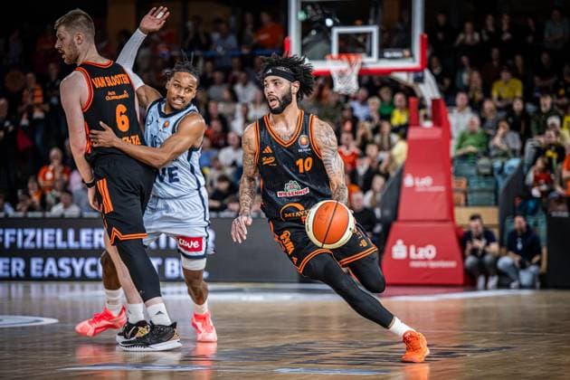 1. Basketball Bundesliga, easyCredit BBL, Saison 2025 2026, Herren, Pokal. Viertelfinale, 17.11.2025, RASTA Vechta - EWE Baskets Oldenburg Tevin Brown ( 10 - RASTA Vechta) in Aktion Vechta RASTA Dome Niedersachsen Deutschland
