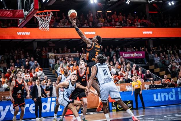 1. Basketball Bundesliga, easyCredit BBL, Saison 2025 2026, Herren, Pokal. Viertelfinale, 17.11.2025, RASTA Vechta - EWE Baskets Oldenburg TJ Bamba ( 5 - RASTA Vechta) beim Korbleger Vechta RASTA Dome Niedersachsen Deutschland