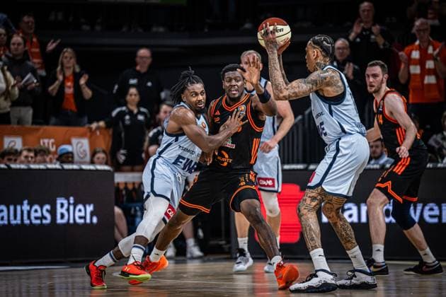 1. Basketball Bundesliga, easyCredit BBL, Saison 2025 2026, Herren, Pokal. Viertelfinale, 17.11.2025, RASTA Vechta - EWE Baskets Oldenburg Christopher Clemons ( 3 - EWE Baskets Oldenburg) in Aktion Vechta RASTA Dome Niedersachsen Deutschland