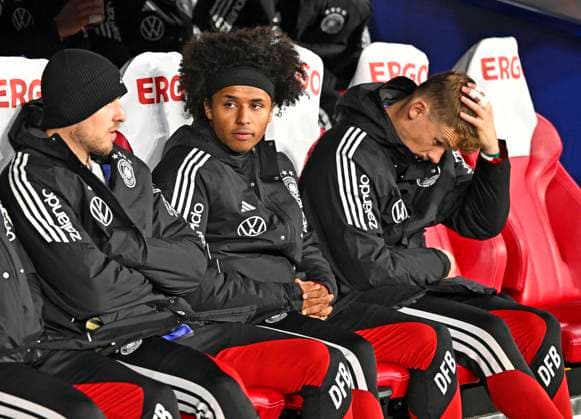 17.11.2025, Fussball WM-Qualifikation Europa 2025 26, 10.Spieltag, Deutschland - Slowakei, in der Red-Bull-Arena Leipzig (Deutschland). Karim Adeyemi (Deutschland) auf der Ersatzbank.