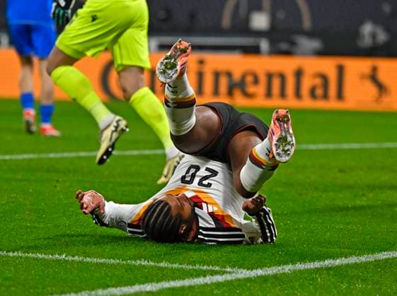17.11.2025, Fussball WM-Qualifikation Europa 2025 26, 10.Spieltag, Deutschland - Slowakei, in der Red-Bull-Arena Leipzig (Deutschland). Serge Gnabry (Deutschland) kugelt.