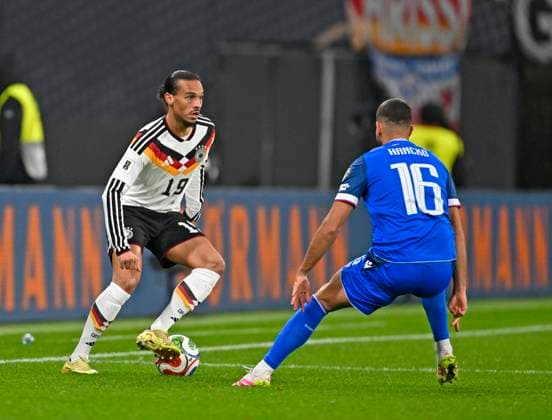 17.11.2025, Fussball WM-Qualifikation Europa 2025 26, 10.Spieltag, Deutschland - Slowakei, in der Red-Bull-Arena Leipzig (Deutschland). v.l. Leroy Sane (Deutschland) gegen David Hancko (Slowakei)