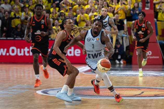 GER, Basketball, BBL Pokal, Viertelfinale, Rasta Vechta vs EWE Baskets Oldenburg 17.11..2025, Rasta Dome, Vechta, GER, BBL Pokal, Viertelfinale, Rasta Vechta vs EWE Baskets Oldenburg, im Bild Chris CLEMONS ( EWE Baskets Oldenburg 3 ) Alonzo VERGE JR. ( Rasta Vechta 11 )