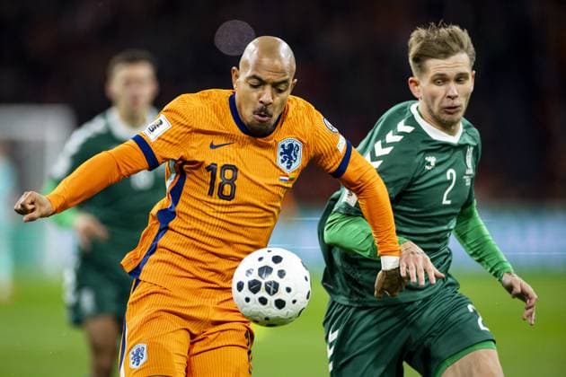 AMSTERDAM (l-r) Donyell Malen of the Netherlands, Tomas Kalinauskas of Lithuania during the World Cup qualifying match between the Netherlands and Lithuania at the Johan Cruijff ArenA on November 17, 2025, in Amsterdam, Netherlands. ANP KOEN VAN WEEL FIFA 2026 World Cup Qualifier 2025-2026 xVIxANPxSportx xxANPxIVx 542367055 originalFilename: 542367055.jpg