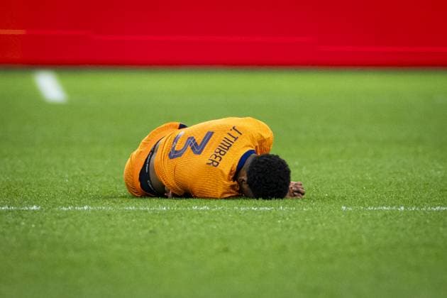 AMSTERDAM - Jurrien Timber of the Netherlands suffers pain during the World Cup qualifying match between the Netherlands and Lithuania at the Johan Cruijff ArenA on November 17, 2025, in Amsterdam, Netherlands. ANP KOEN VAN WEEL FIFA 2026 World Cup Qualifier 2025-2026 xVIxANPxSportx xxANPxIVx 542367218 originalFilename: 542367218.jpg