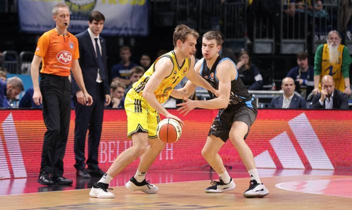 Malte Delow am Ball, Lorenz Bank Zweikampf Spielszene Aktion Basketball BBL Pokal Herren Viertelfinale Saison 2025 2026 17.11.2025 ALBA Berlin vs Science City Jena